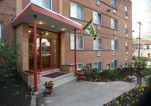 Entrance to a residential building with a welcome flag at Eola公园 apartments for rent